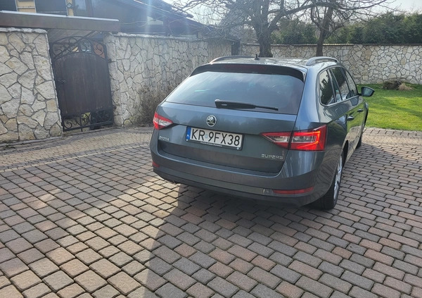 Skoda Superb cena 58900 przebieg: 215000, rok produkcji 2018 z Trzebinia małe 79